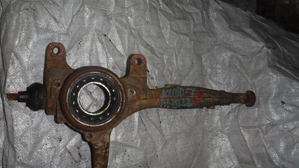 Кулак поворотный передний левый Honda Accord VII (2002—2006)