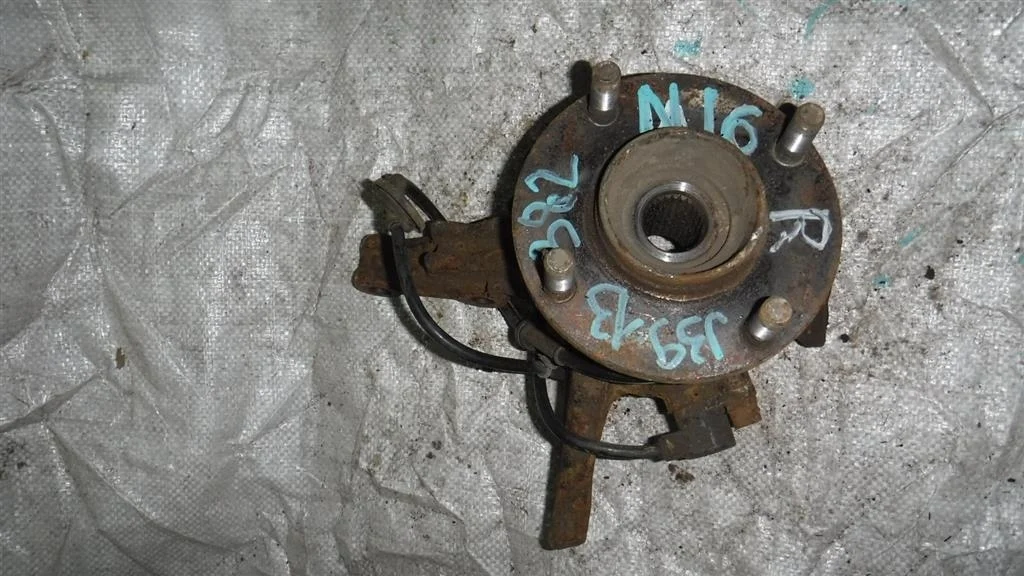 Кулак поворотный передний правый Nissan Almera N16 (2000—2003)