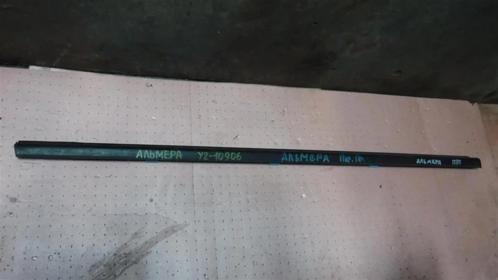 Накладка стекла заднего правого Nissan Almera N16 (2000—2003)