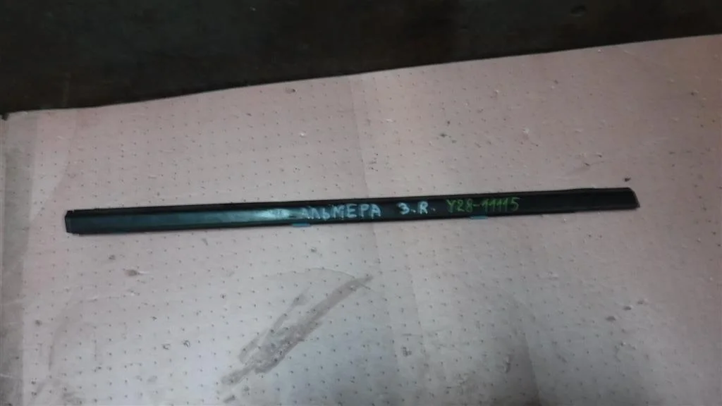 Накладка стекла заднего правого Nissan Almera N16 (2000—2003)