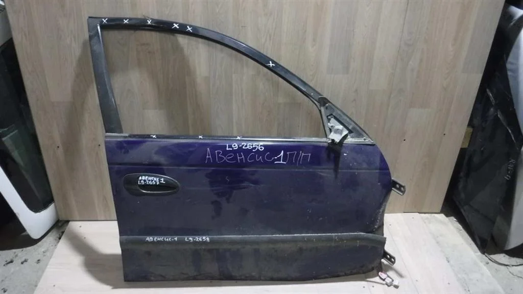 Дверь передняя правая Toyota Avensis T220 (1997—2000)