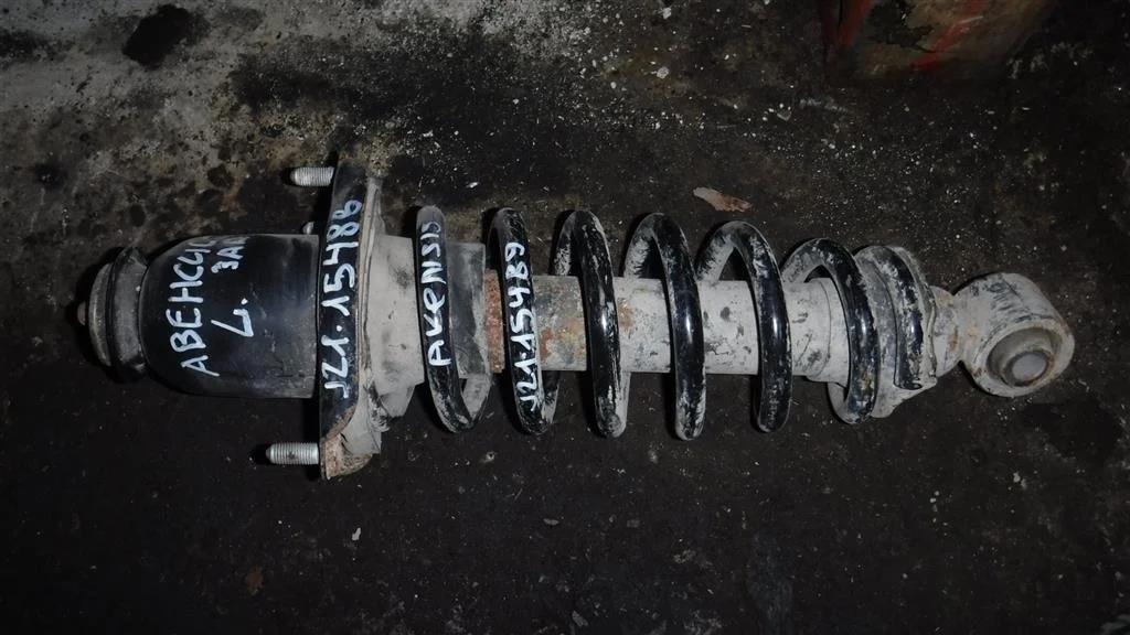 Амортизатор задний левый Toyota Avensis T250 (2003—2006)