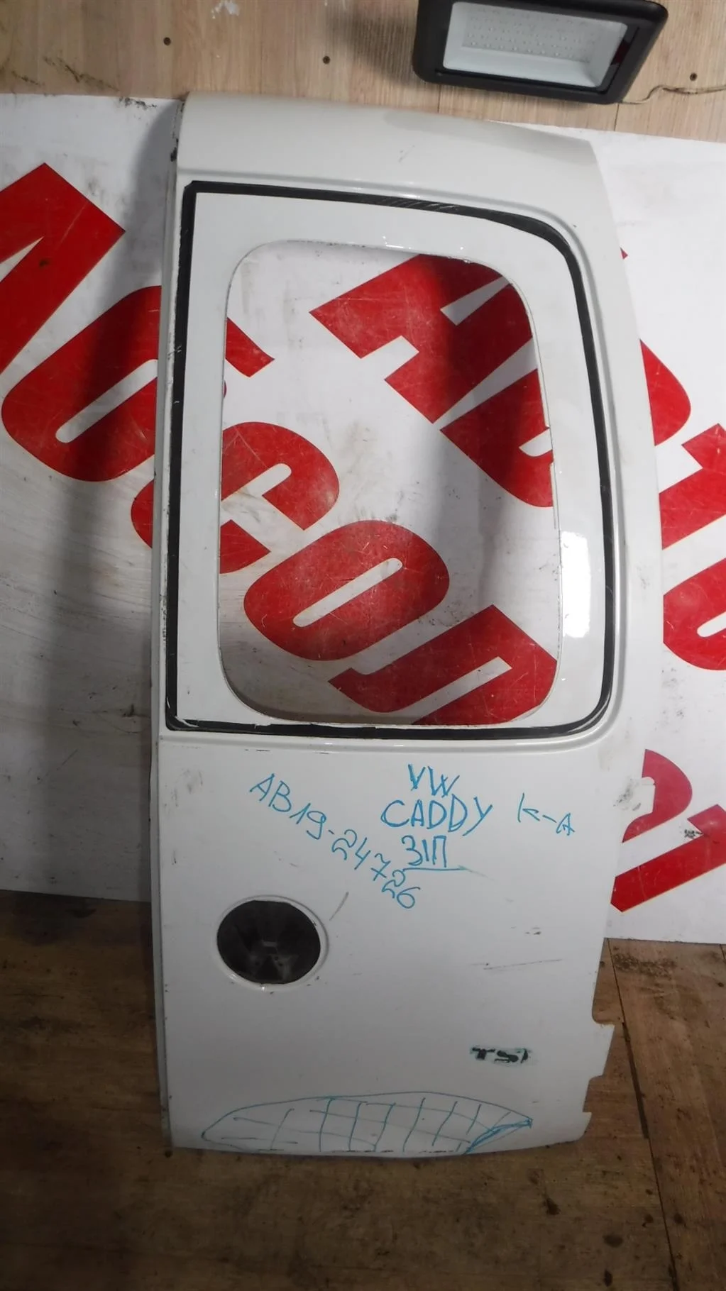 Дверь багажника правая Volkswagen Caddy III (2004—2010)