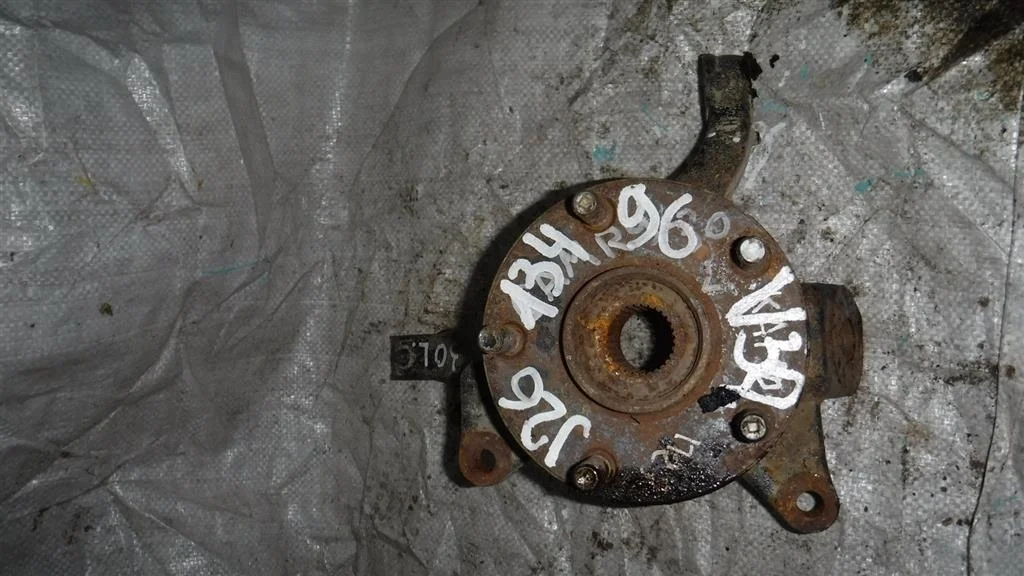 Кулак поворотный передний левый Toyota Camry XV30 (2001—2006)