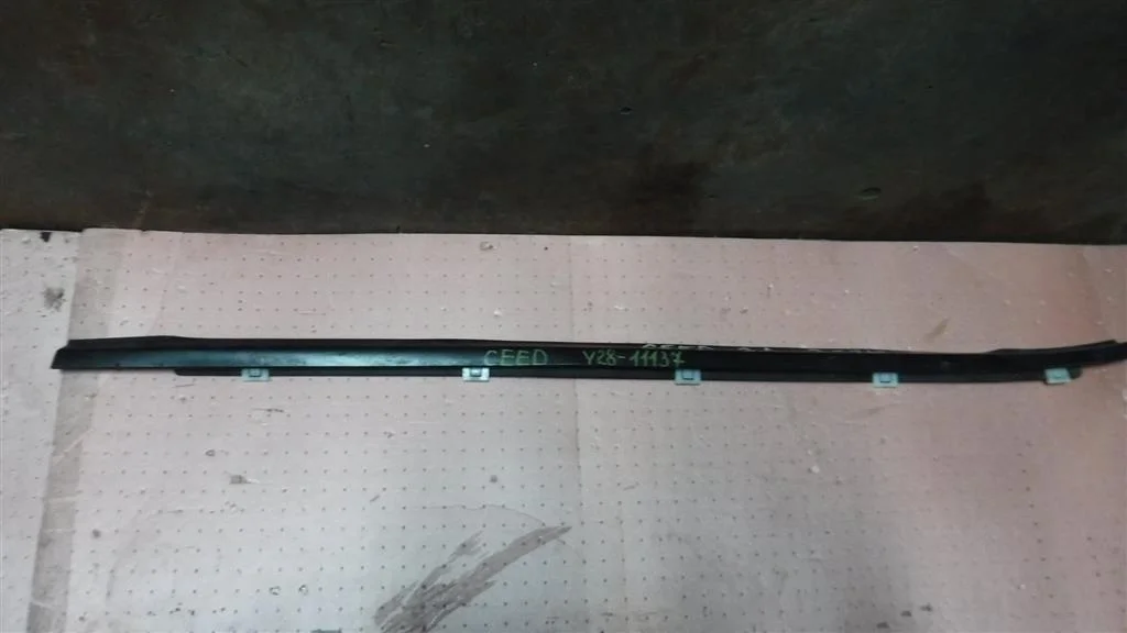 Накладка стекла заднего левого KIA Ceed ED (2006—2010)