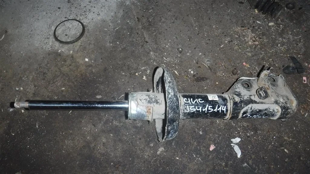 Амортизатор передний правый Honda Civic VIII (2005—2009)