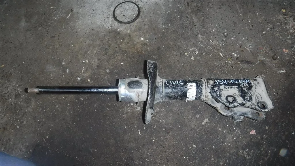 Амортизатор передний правый Honda Civic VIII (2005—2009)