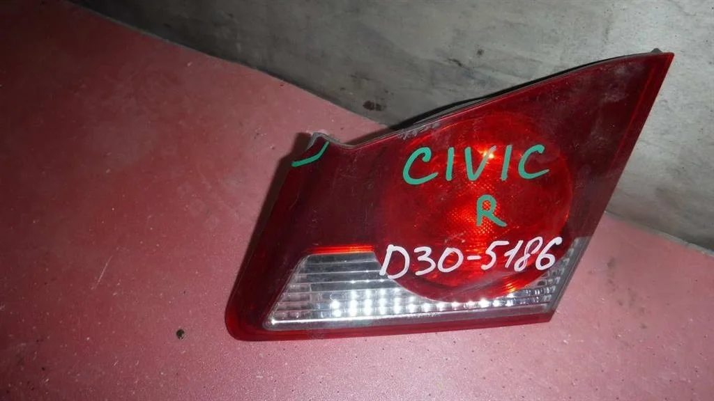 Фонарь задний внутренний правый Honda Civic VIII (2005—2009)