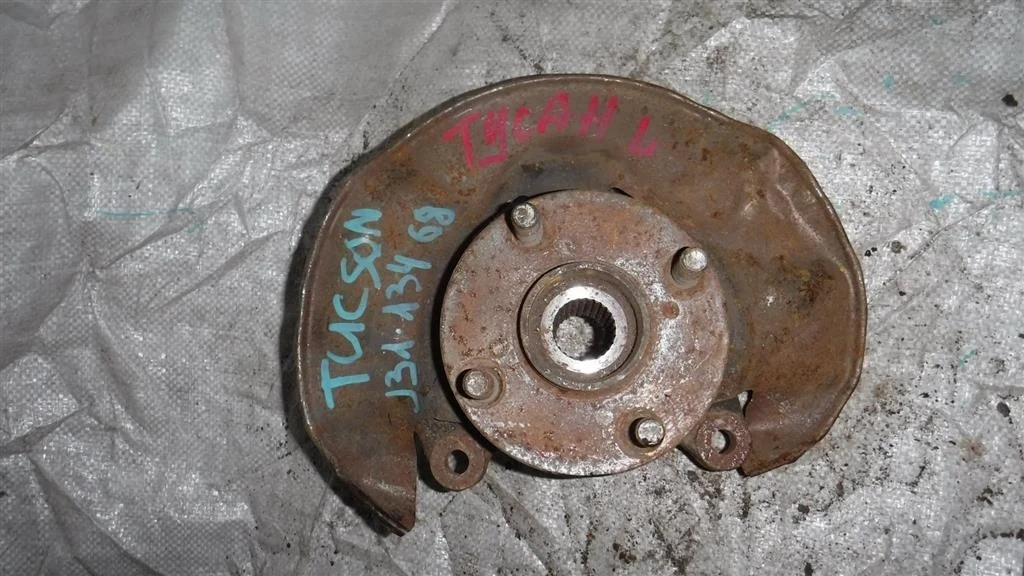 Кулак поворотный передний левый Toyota Corolla IX (2000—2004)