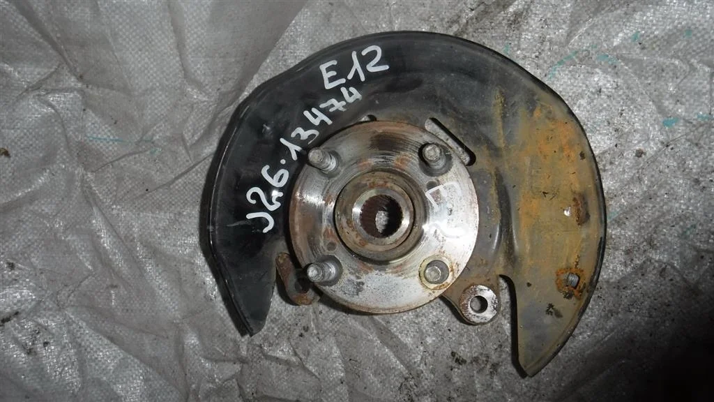 Кулак поворотный передний левый Toyota Corolla IX (2000—2004)