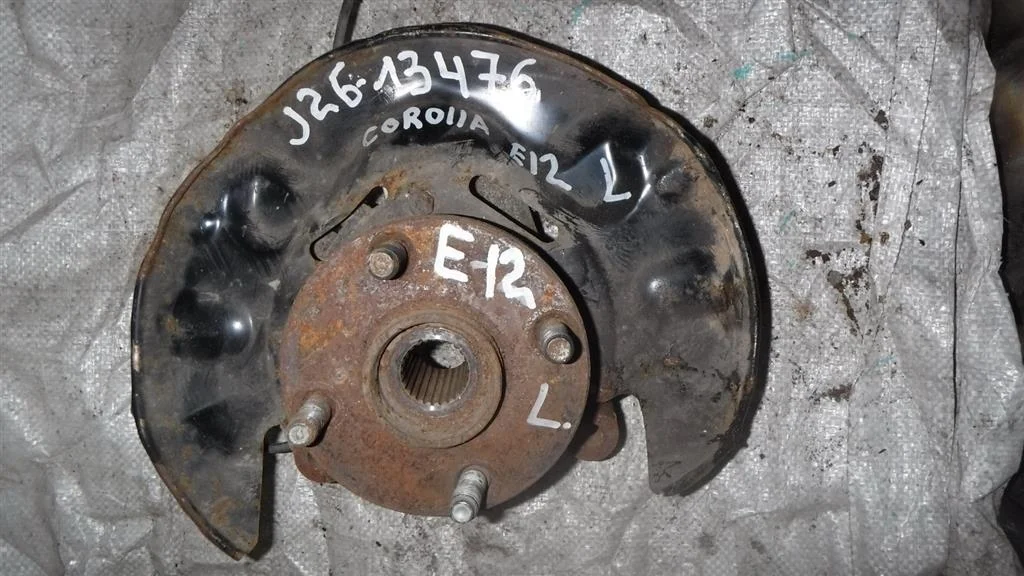 Кулак поворотный передний левый Toyota Corolla IX (2000—2004)