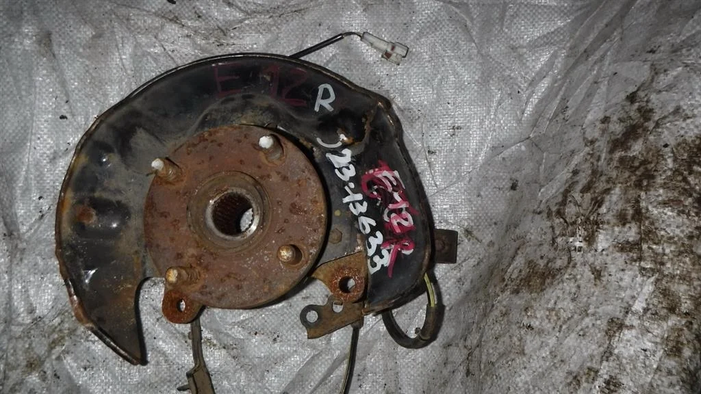 Кулак поворотный передний правый Toyota Corolla IX (2000—2004)