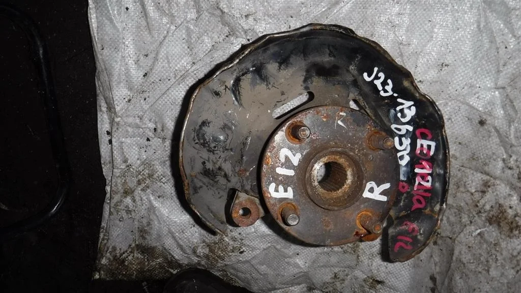 Кулак поворотный передний правый Toyota Corolla IX (2000—2004)