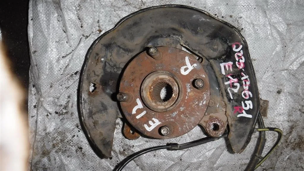 Кулак поворотный передний правый Toyota Corolla IX (2000—2004)