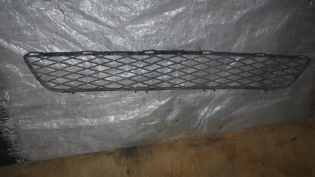 Решетка в бампер центральная Toyota Corolla IX (2000—2004)