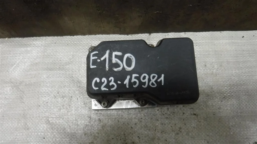 Блок ABS (насос) Toyota Corolla X (2006—2010)