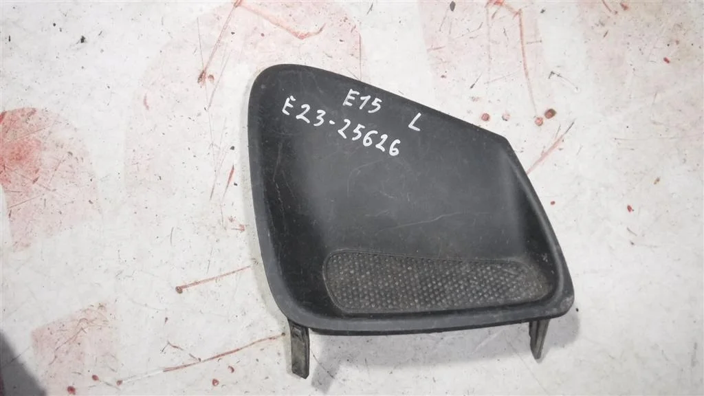 Заглушка бампера левая Toyota Corolla X (2006—2010)