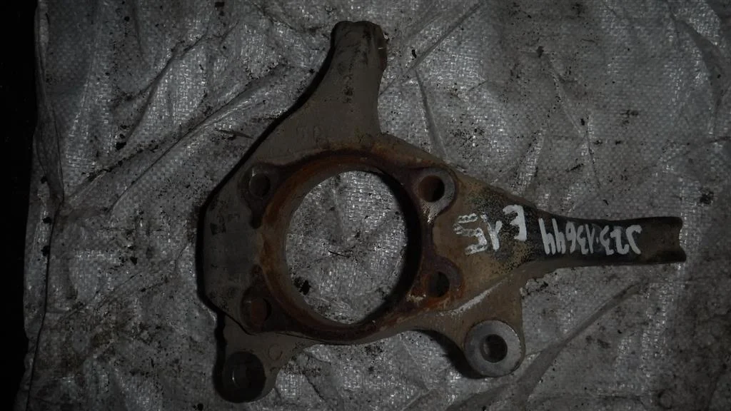 Кулак поворотный передний правый Toyota Corolla X (2006—2010)