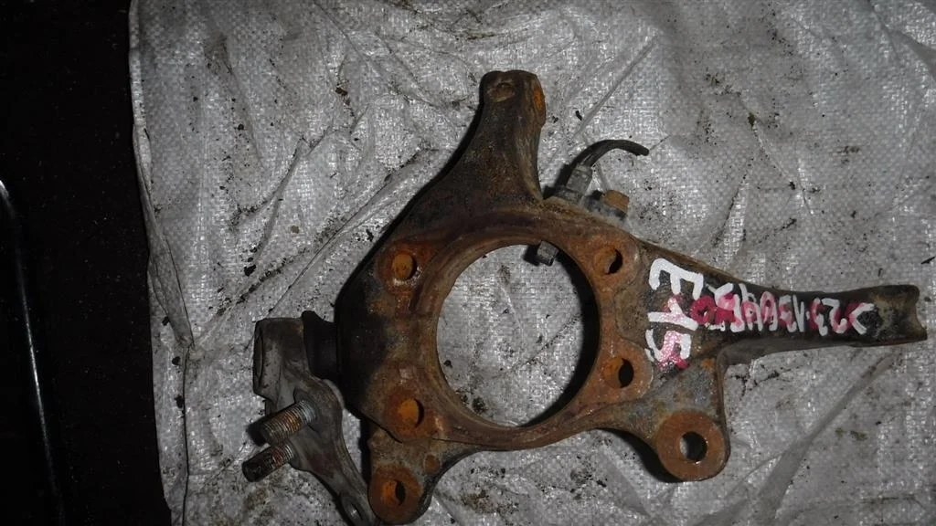 Кулак поворотный передний правый Toyota Corolla X (2006—2010)