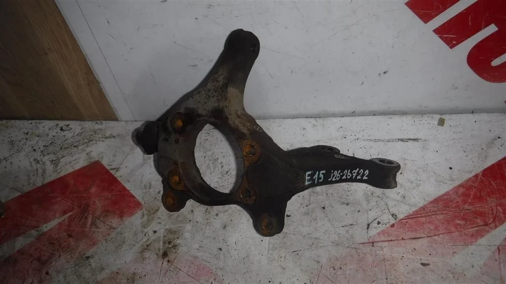 Кулак поворотный передний правый Toyota Corolla X (2006—2010)