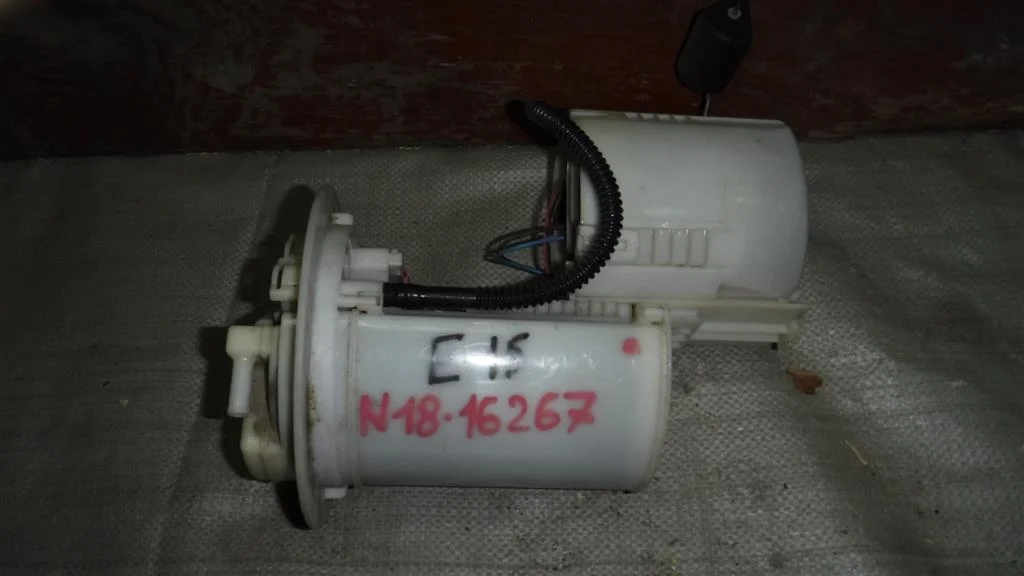 Насос топливный электрический (бензонасос) Toyota Corolla X (2006—2010)