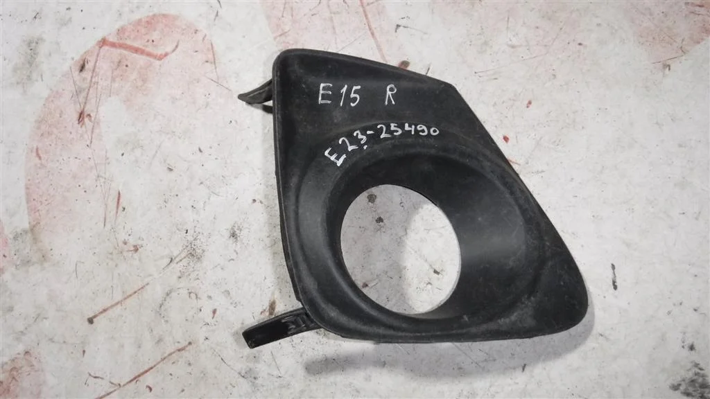 Рамка противотуманной фары правой Toyota Corolla X (2006—2010)