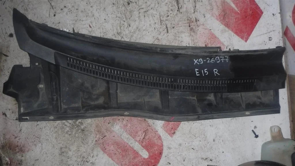 Решетка стеклоочистителя (планка под лобовое стекло, жабо) Toyota Corolla X (2006—2010)