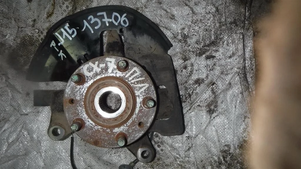 Кулак поворотный передний левый Mazda CX-7 I (2006—2009)