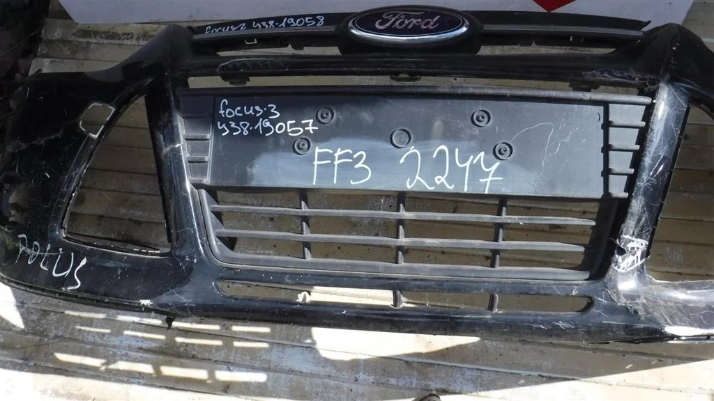 Решетка в бампер центральная Ford Focus III (2011—2015)