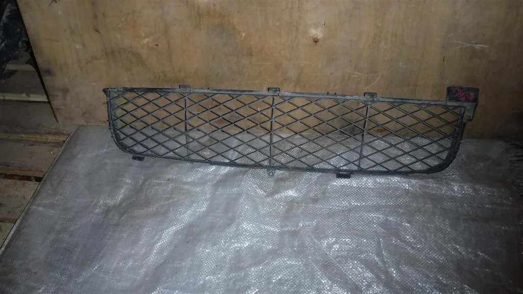 Решетка в бампер центральная Suzuki Grand Vitara II (2005—2008)