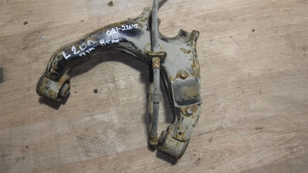 Рычаг передний верхний левый Mitsubishi L200 IV (2006—2014)