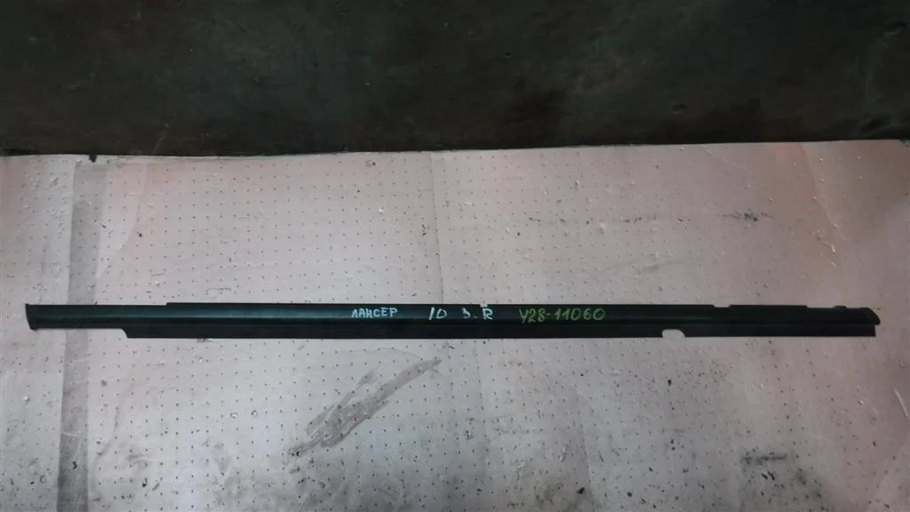 Накладка стекла заднего правого Mitsubishi Lancer X (2007—2010)