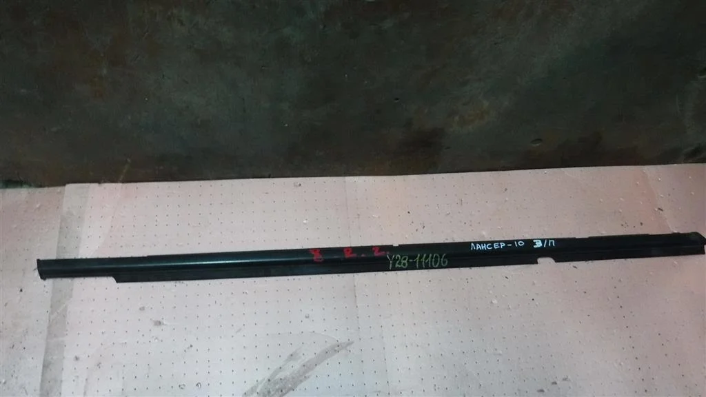 Накладка стекла заднего правого Mitsubishi Lancer X (2007—2010)