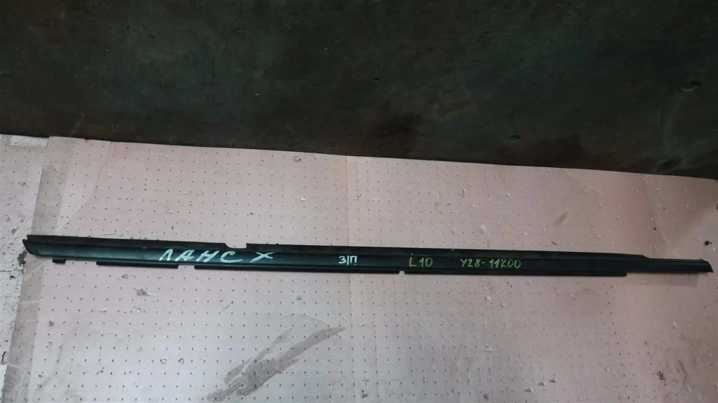 Накладка стекла заднего правого Mitsubishi Lancer X (2007—2010)