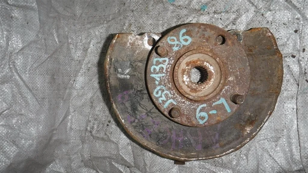 Кулак поворотный передний правый Mitsubishi Lancer IX (2000—2007)