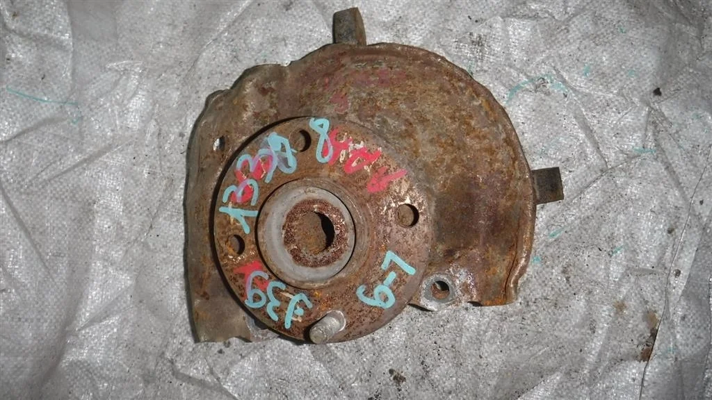 Кулак поворотный передний правый Mitsubishi Lancer IX (2000—2007)