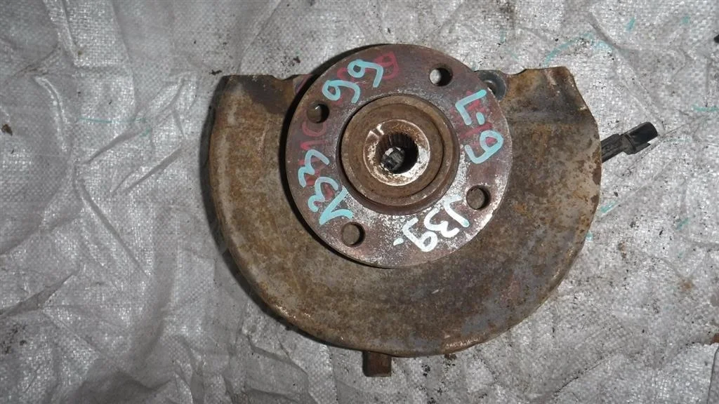 Кулак поворотный передний правый Mitsubishi Lancer IX (2000—2007)