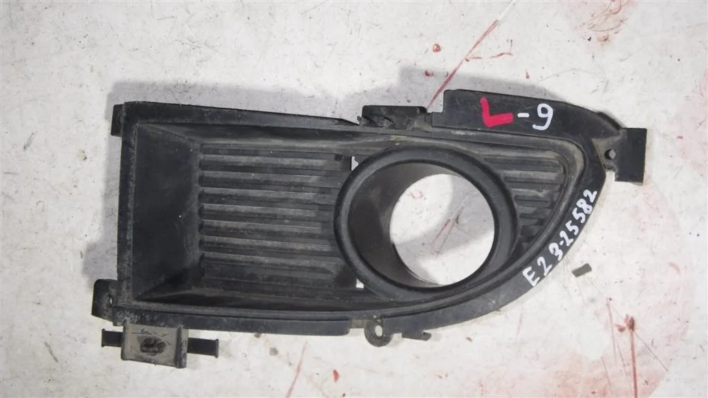 Рамка противотуманной фары левой Mitsubishi Lancer IX (2000—2007)