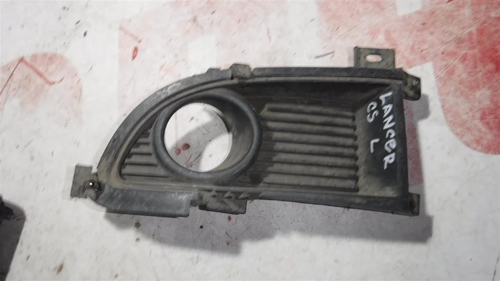 Рамка противотуманной фары левой Mitsubishi Lancer IX (2000—2007)