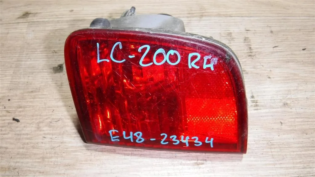 Фонарь задний в бампер правый Toyota Land Cruiser 200 (2007—2012)