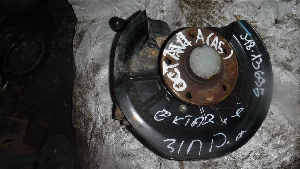 Кулак поворотный задний левый Skoda Octavia II (2004—2009)