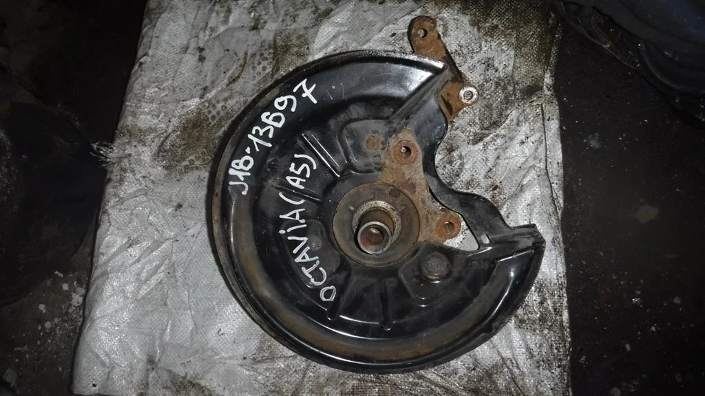 Кулак поворотный задний левый Skoda Octavia II (2004—2009)