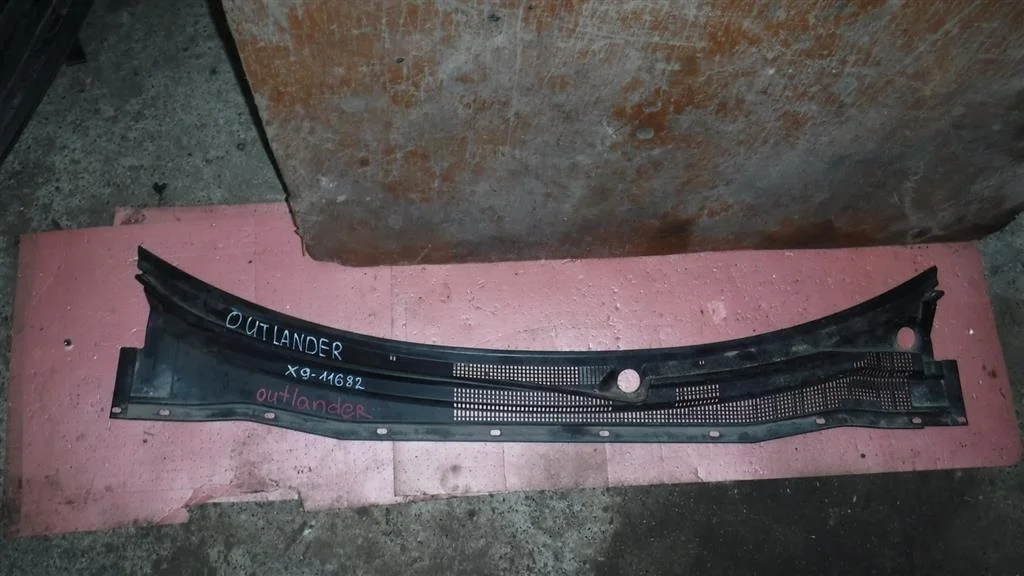 Решетка стеклоочистителя (планка под лобовое стекло, жабо) Mitsubishi Outlander I (2002—2009)