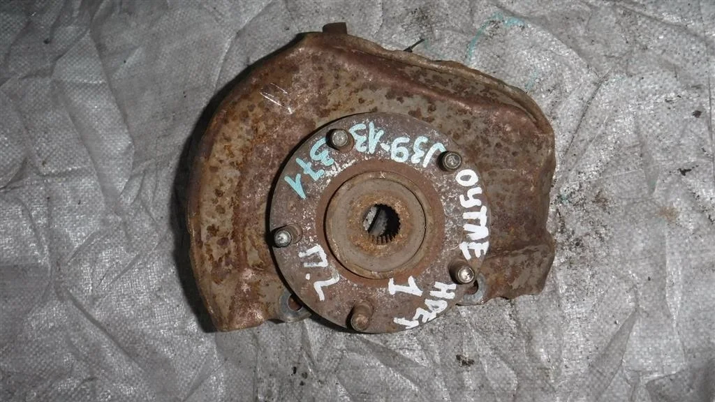 Кулак поворотный передний левый Mitsubishi Outlander I (2002—2009)