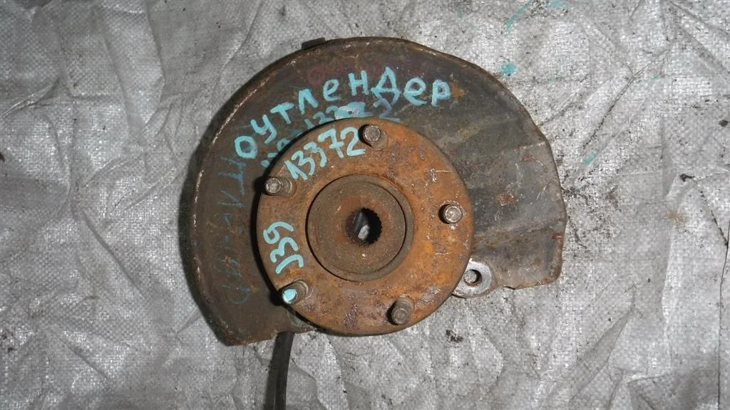 Кулак поворотный передний левый Mitsubishi Outlander I (2002—2009)