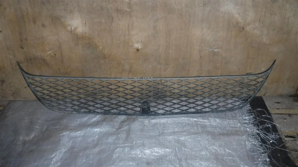 Решетка в бампер центральная Mitsubishi Outlander I (2002—2009)