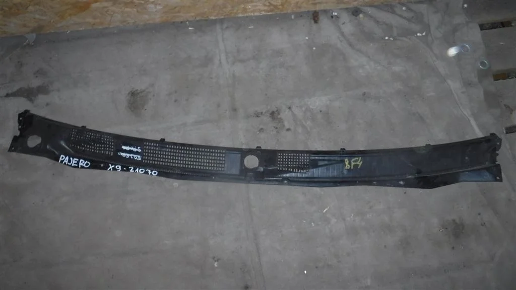 Решетка стеклоочистителя (планка под лобовое стекло, жабо) Mitsubishi Pajero III (1999—2003)