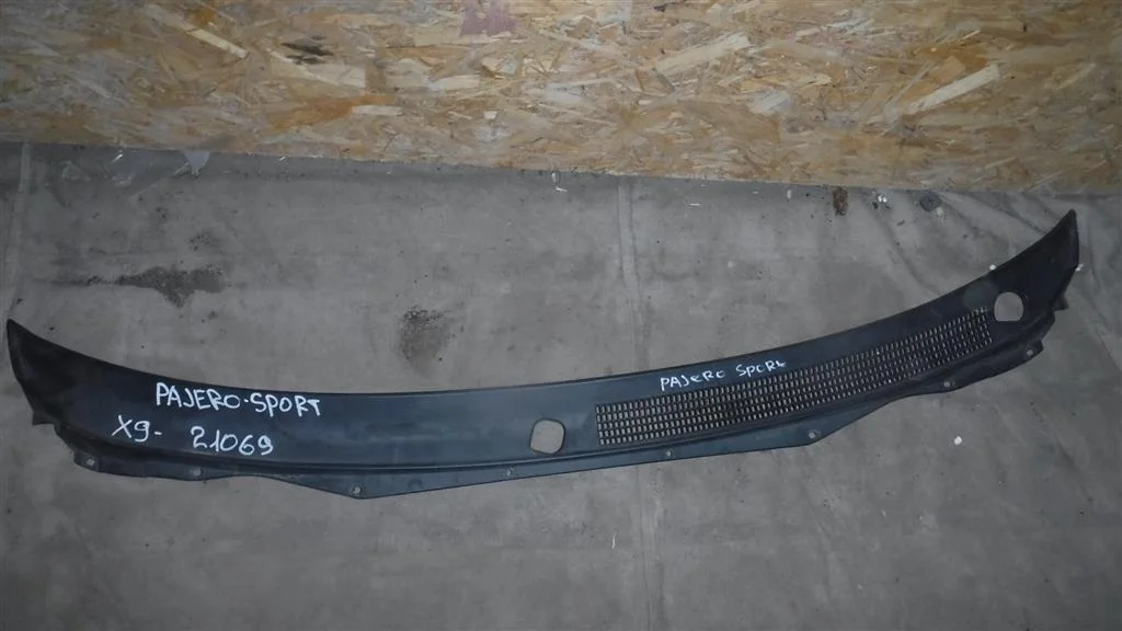 Решетка стеклоочистителя (планка под лобовое стекло, жабо) Mitsubishi Pajero Sport I (1996—2004)