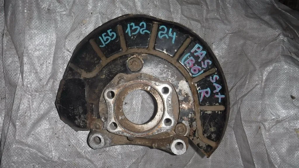 Кулак поворотный передний правый Volkswagen Passat B6 (2005—2010)