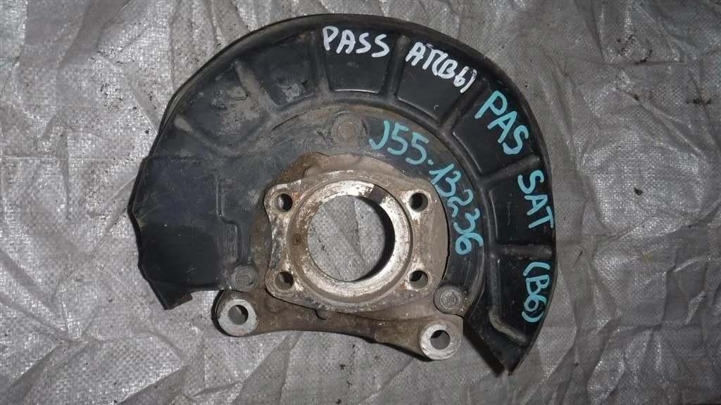 Кулак поворотный передний правый Volkswagen Passat B6 (2005—2010)